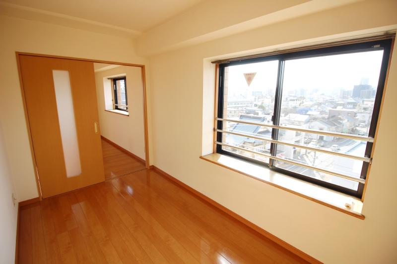 その他部屋・スペース　洋室4.3帖・出窓もあります。