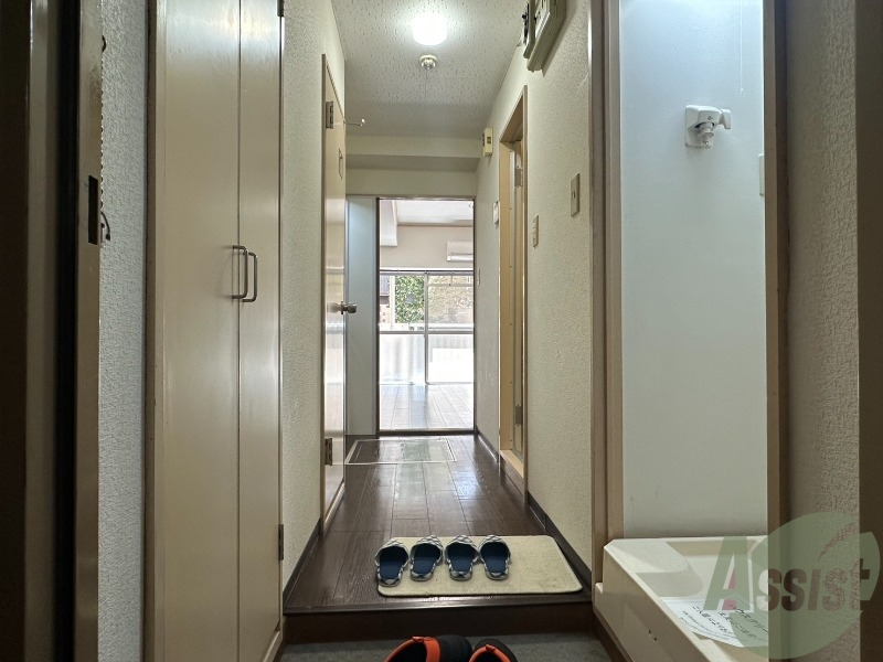 玄関　玄関を入ると正面が居室、右がトイレで左がお風呂です