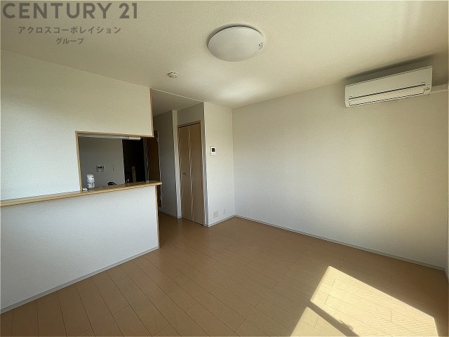 居室・リビング　南向きエアコン付きの10帖のリビングです♪