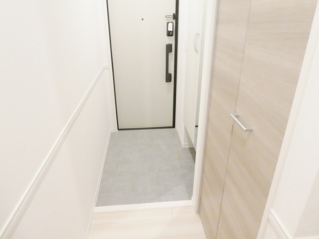 玄関　同タイプのお部屋になります。
