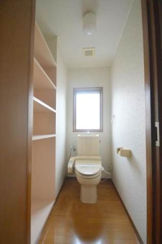 トイレ　窓もあるので換気がしっかりできます