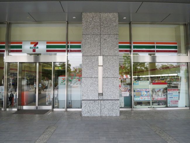 コンビニ　セブンイレブン港区海岸1丁目店（コンビニ）まで245m