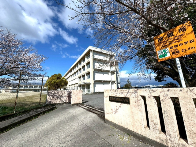 中学校　鈴鹿市立創徳中学校（中学校）まで1313m