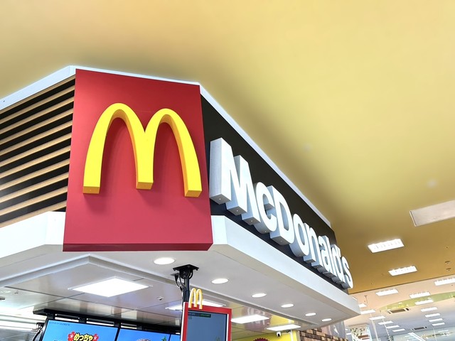 飲食店　マクドナルド伊勢原店（飲食店）まで577m