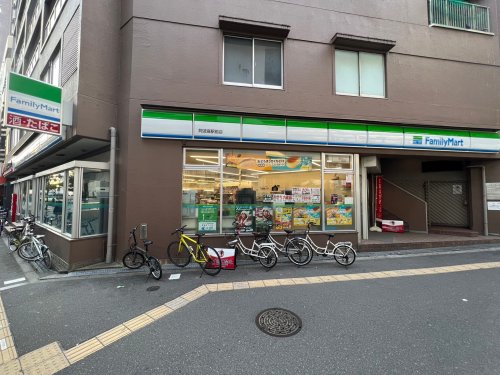 コンビニ　ファミリーマート阿波座駅前店（コンビニ）まで242m