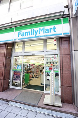 コンビニ　ファミリーマート三軒茶屋東店（コンビニ）まで610m