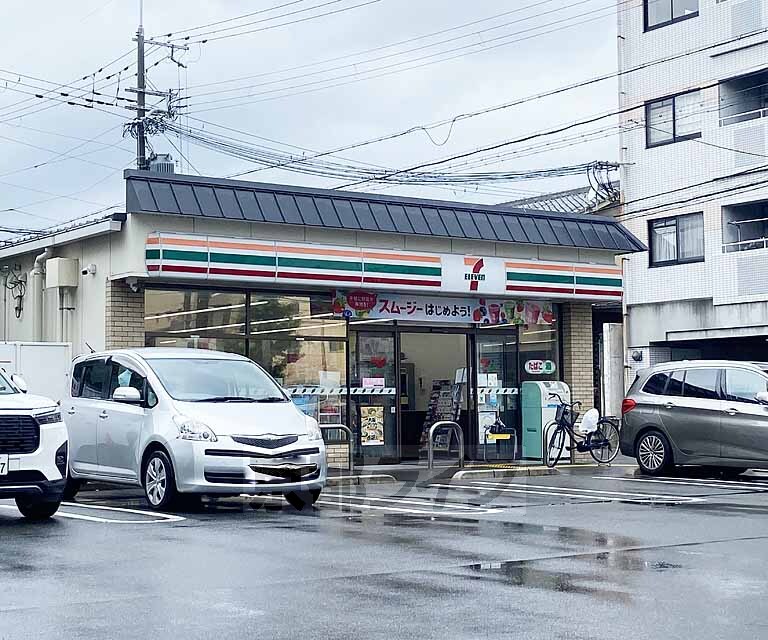 コンビニ　セブンイレブン 西京極西大丸町店（コンビニ）まで351m
