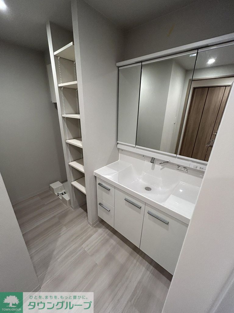 洗面設備　洗面化粧台・清掃前です