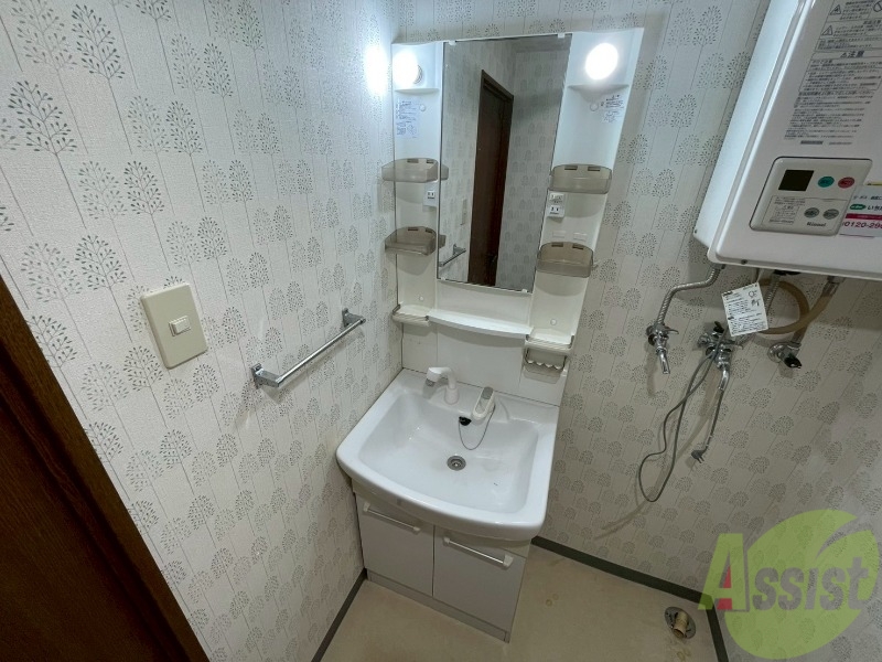 洗面設備　独立洗面台です。大きくてよいですね。シャンプーもできます！