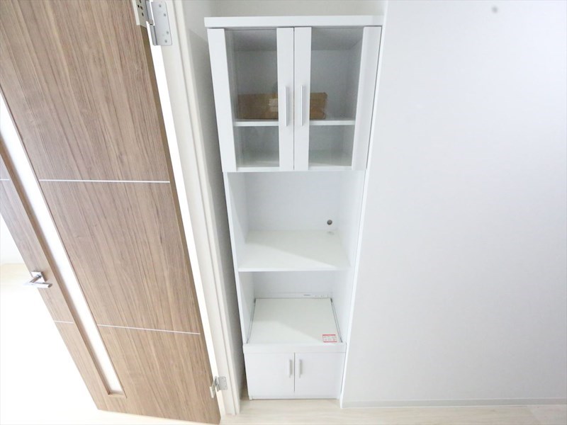 その他　キッチン後ろに収納棚有り