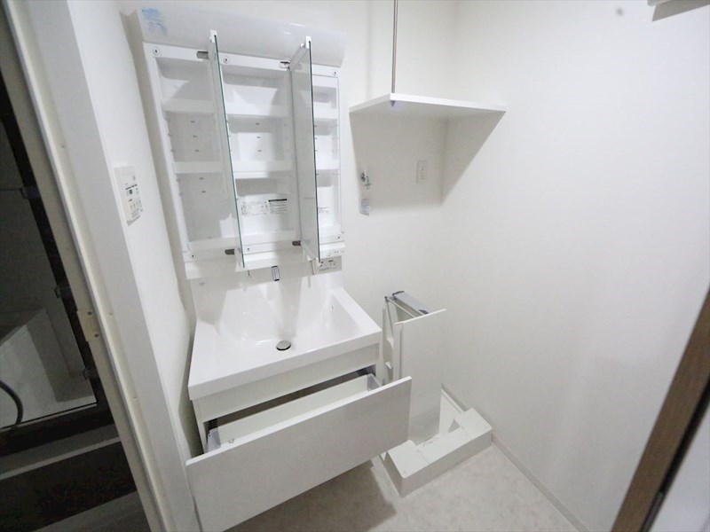 洗面設備　脱衣所　独立洗面台（シャンプードレッサー付）収納スペース有