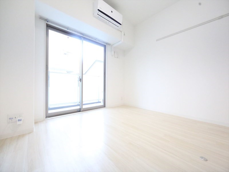 バルコニー　洋室6.8帖　エアコン完備　バルコニー