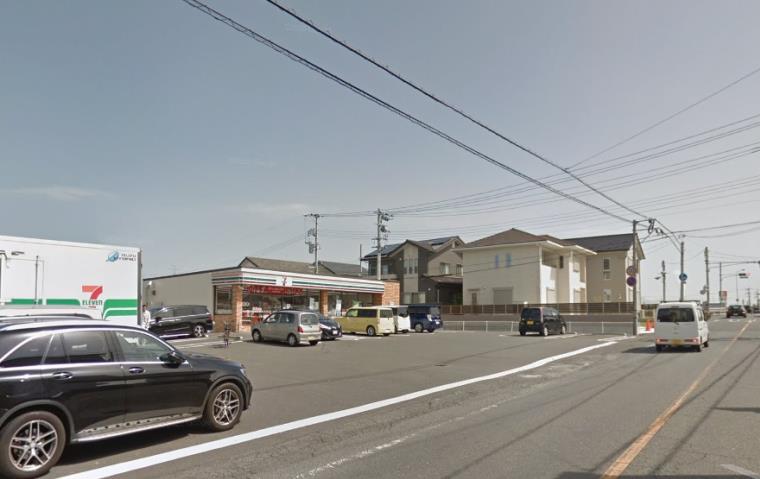 コンビニ　セブンイレブン（コンビニ）まで1049m