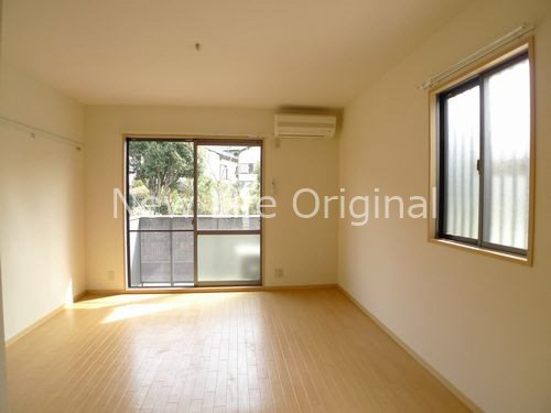 居室・リビング　2面採光につき、明るく開放感があります☆