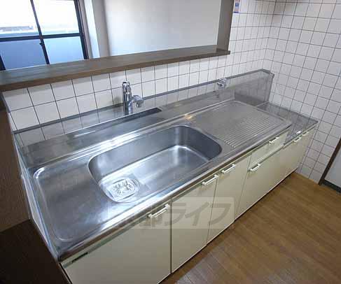 キッチン　カウンタータイプのキッチンです。