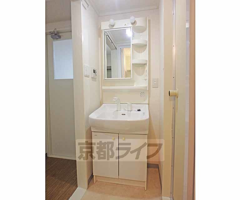 洗面設備　綺麗な洗面化粧台です。