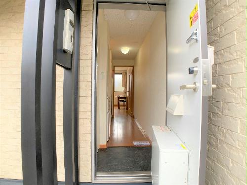 エントランス　設備・仕様は号室により異なる為、現況を優先致します。