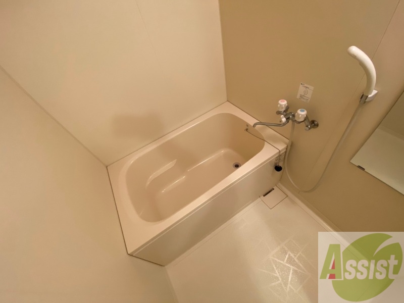 バス・シャワールーム　バスルームは狭すぎず、シャワーも浴びやすそうです。