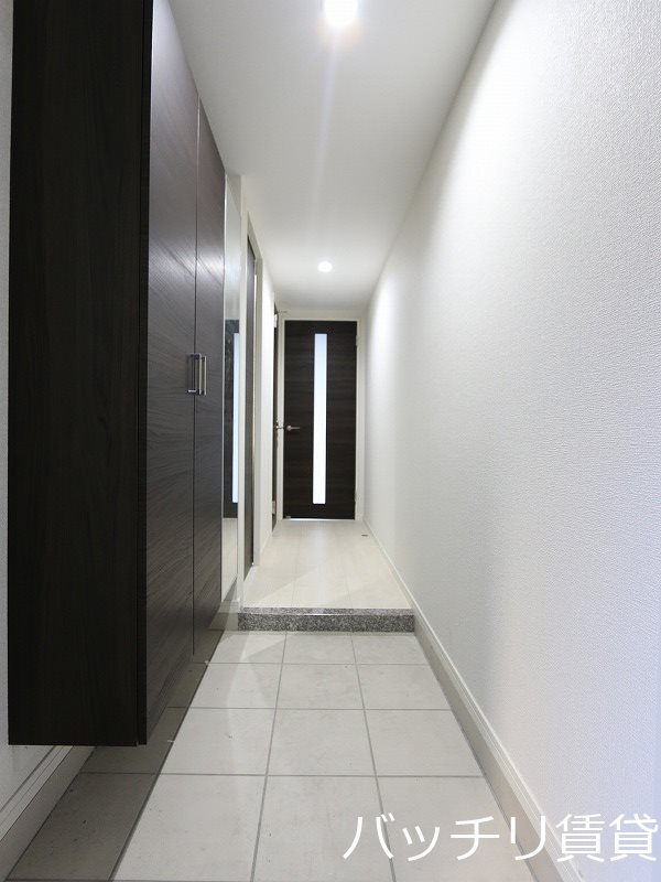 玄関　別号室写真の為、現況を優先致します。