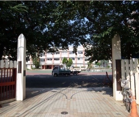 小学校　北区立赤羽小学校（小学校）まで813m