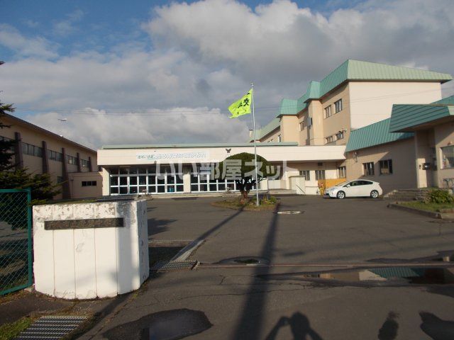 中学校　千歳市立青葉中学校（中学校）まで455m