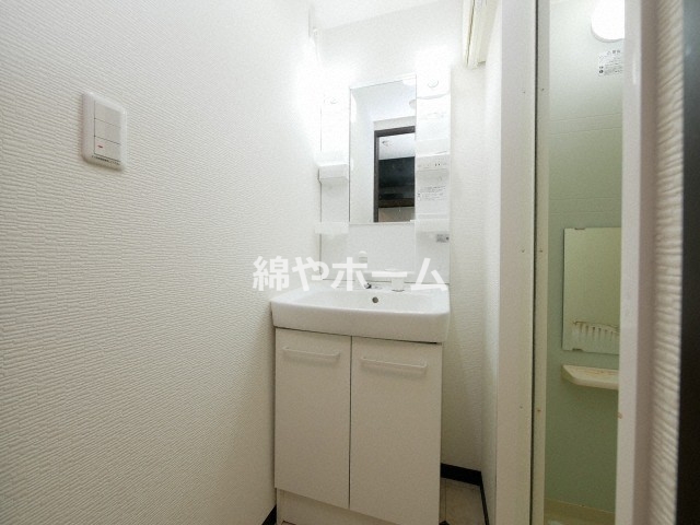 洗面設備　独立洗面台、小物を置くことができて便利です