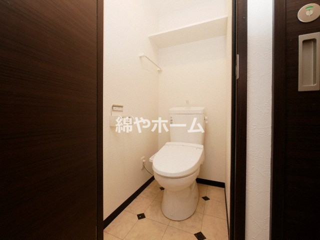 トイレ　落ち着いた色調のトイレです