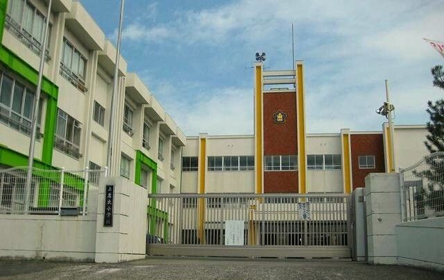 小学校　上岩出小学校様（小学校）まで450m