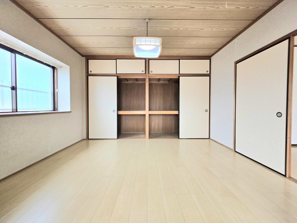 その他部屋・スペース　明るい洋室で、日差しが心地よく過ごしやすい空間です。