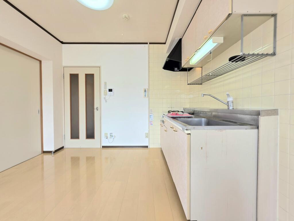 キッチン　壁付けキッチンで空間を広々利用できる、作業しやすい間取り。