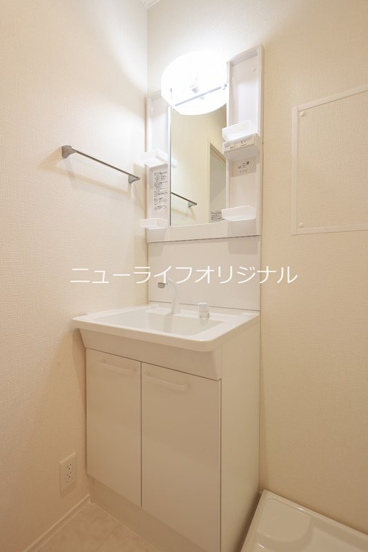 洗面設備　シャワー付き洗面台で忙しい朝でも楽に身支度が出来ます！