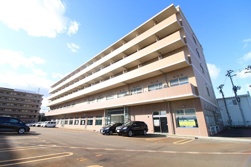 建物外観　重厚感のあるマンション。24時間のセキュリティが入っています