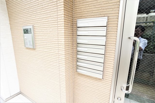 エントランス　オートロック完備で安心ですね♪中は内階段になりますよ☆