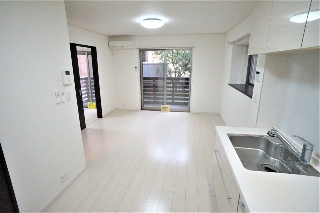 居室・リビング　正方形の間取りですのでお部屋が広く使えますよ