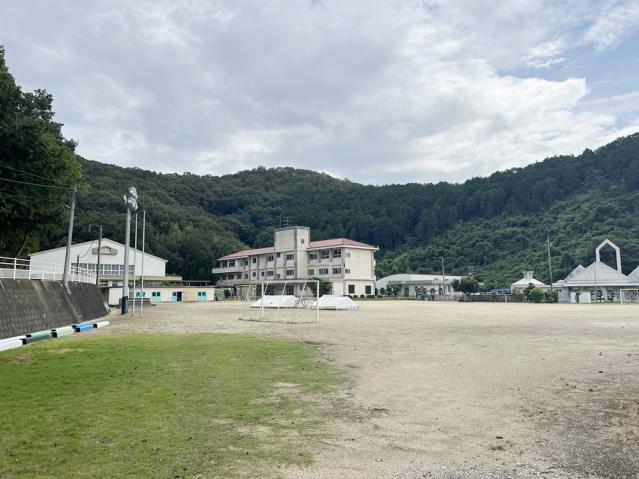 小学校　備前市立西鶴山小学校（小学校）まで677m