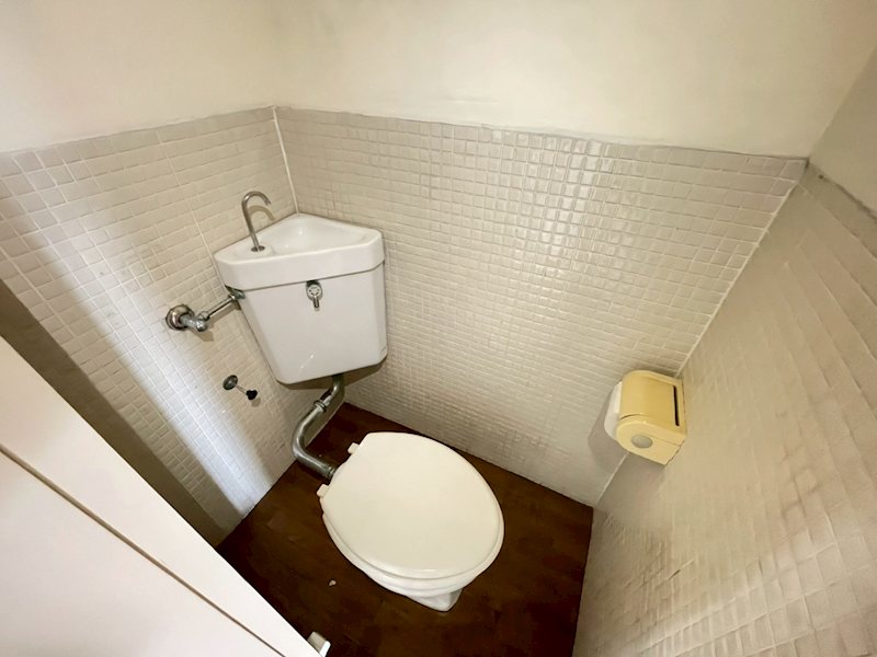 トイレ　202号室の写真を使用しております。