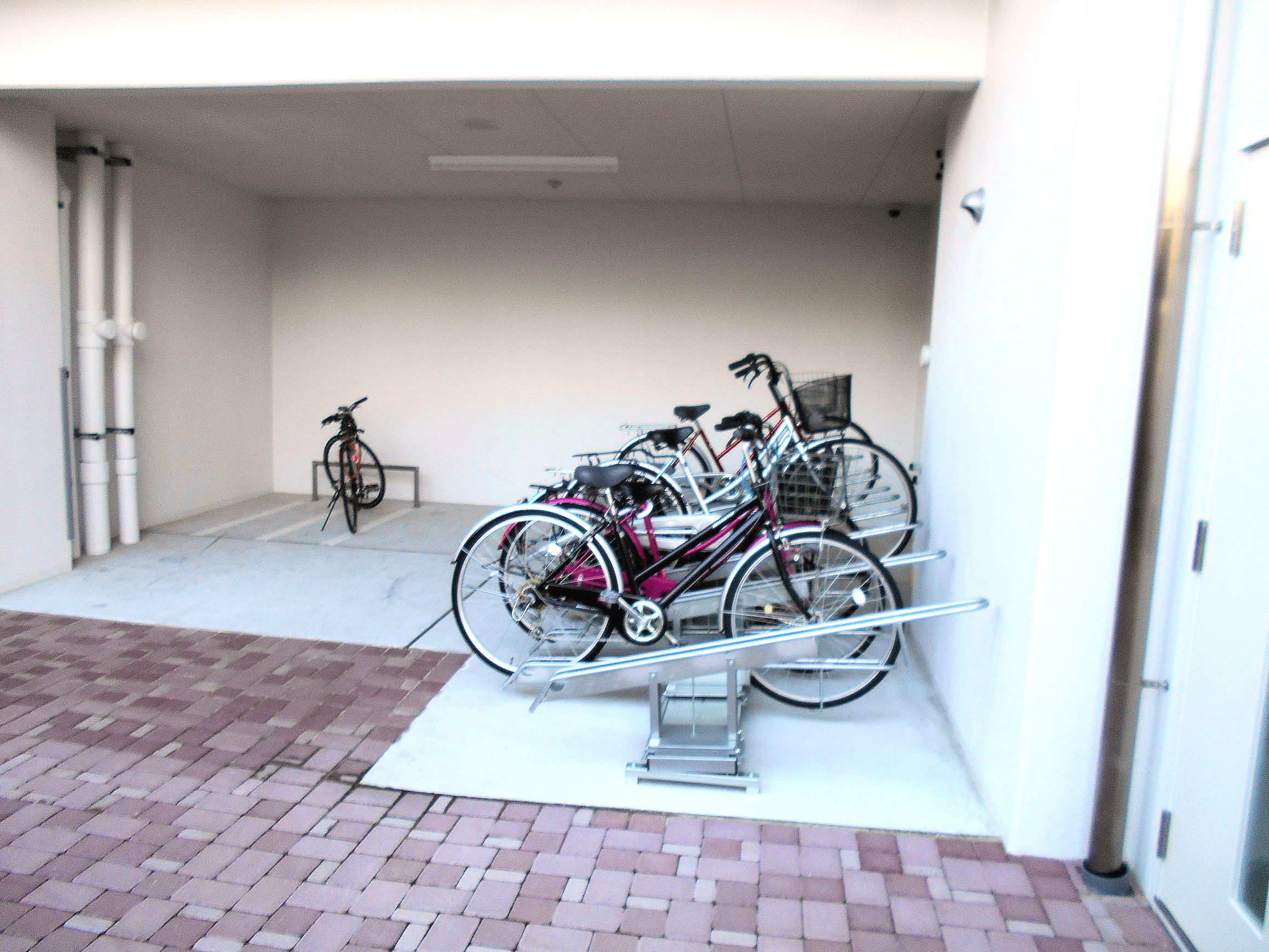 その他共有部分　駐輪場、バイク置き場あり