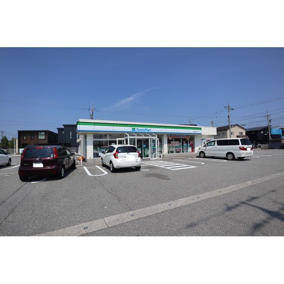 コンビニ　ファミリーマート富山綾田町店（コンビニ）まで260m