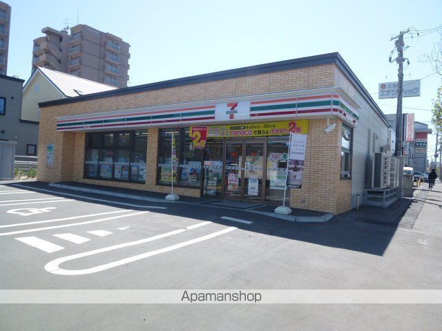 コンビニ　セブンイレブン（コンビニ）まで550m