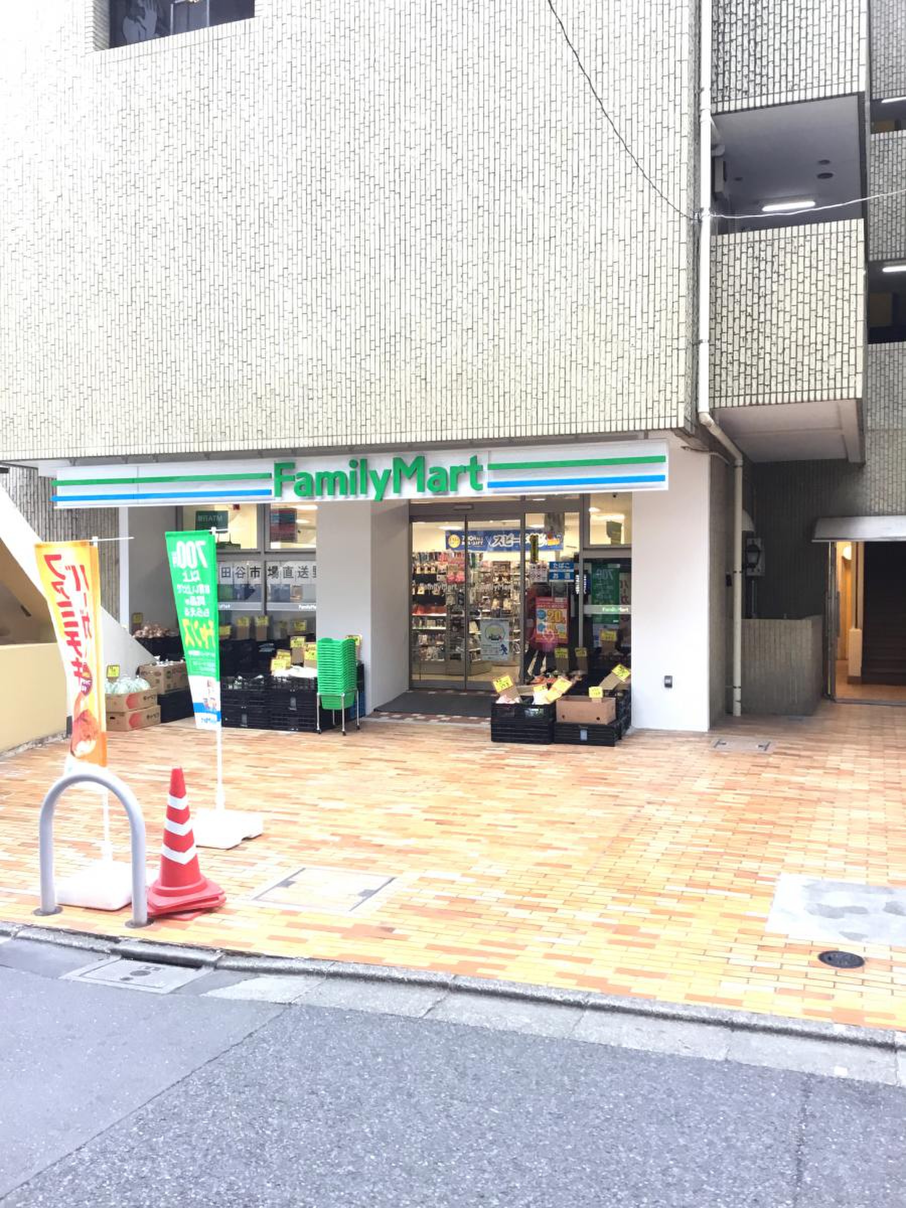 コンビニ　ファミリーマート表参道南店（コンビニ）まで209m
