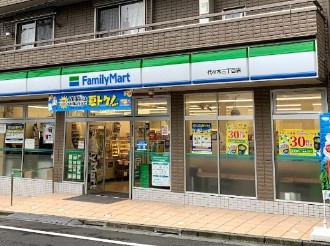 コンビニ　ファミリーマート 代々木三丁目店（コンビニ）まで210m