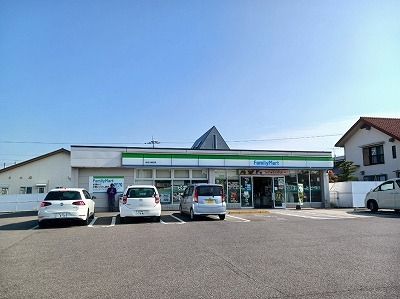 コンビニ　ファミリーマート川部店さん（コンビニ）まで270m