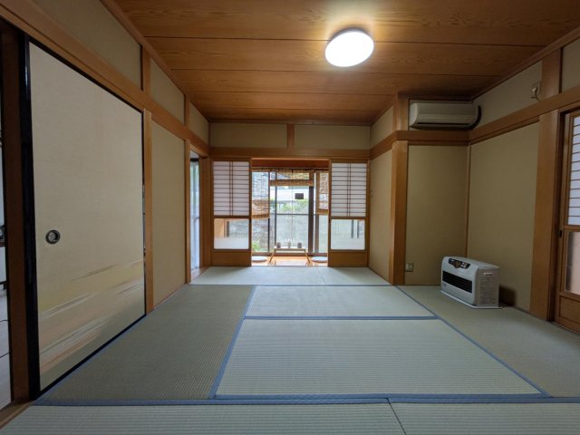 その他設備　石油ヒータ、エアコン付き。夏冬快適に過ごせます。