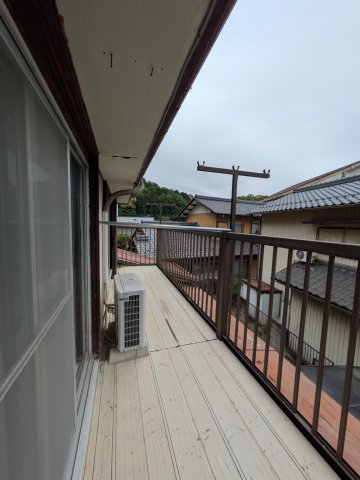 バルコニー　南向きのバルコニーで洗濯物や布団が気持ち良く乾きます。