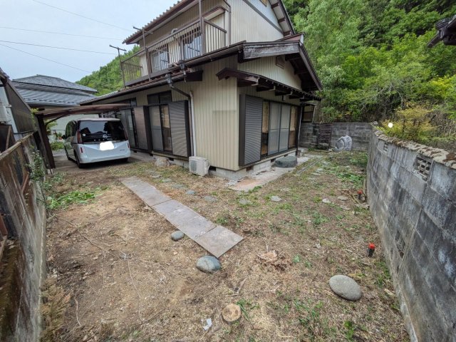 庭　広くて明るい庭で家庭菜園を始めてみるのはどうでしょうか。