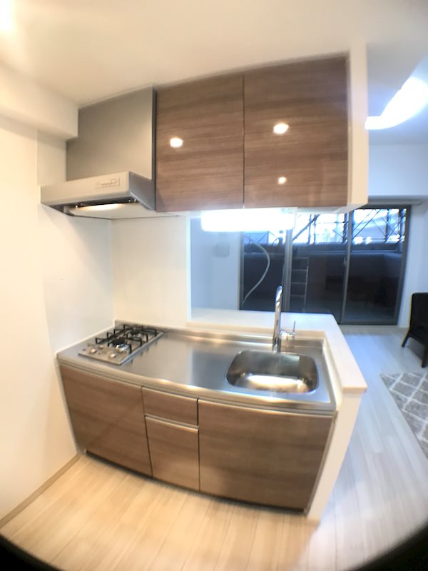 キッチン　※奇数階はダークブラウンの建具となります※