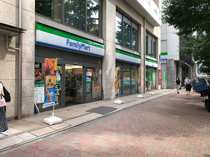 コンビニ　ファミリーマート 日本橋本町二丁目店（コンビニ）まで177m