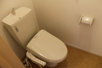 トイレ　ウォシュレット完備。暖房便座なので寒い冬でも心地よく座れます