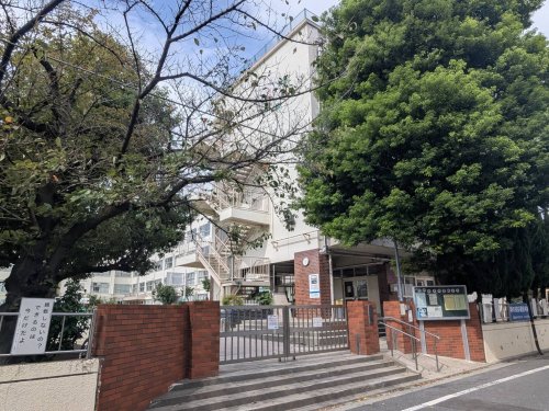 中学校　区立西新井中学校（中学校）まで651m