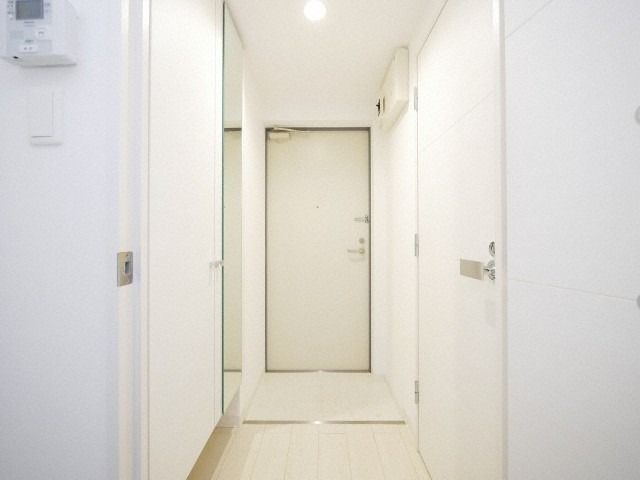 玄関　同物件・別部屋の写真です